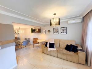 a living room with a couch and a table at Casa moderna e extremamente confortável - R1552 in Balneário Camboriú