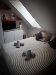 une chambre avec un grand lit avec trois oreillers dessus dans l'établissement Apartmány Hradební 16, à České Budějovice