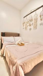 Ένα ή περισσότερα κρεβάτια σε δωμάτιο στο One Bedroom Staycation AZ