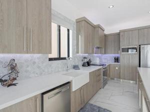 Η κουζίνα ή μικρή κουζίνα στο One-of-a-Kind Sunset Beach House Oceanfront/Islas Del Mar