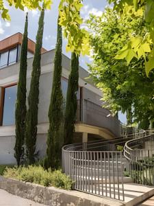 ein Haus mit Bäumen davor in der Unterkunft Apartamento com banheira Dupla Vale dos Vinhedos in Garibaldi