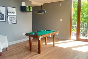 Zimmer mit Billardtisch in einem Zimmer in der Unterkunft Apartamento com banheira Dupla Vale dos Vinhedos in Garibaldi