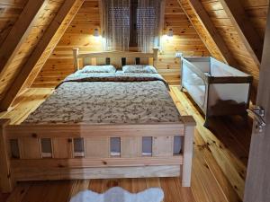 una vista aérea de un dormitorio en una cabaña de madera en Snowflake, en Žabljak