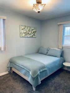 una camera da letto con un letto nell'angolo di una stanza di Lake Trail Cottage a Michigan City