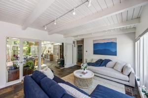 Khu vực ghế ngồi tại Lovely Creekside Wine Country Home in Glen Ellen