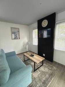 TV a/nebo společenská místnost v ubytování Opulent Escape Secret Nest