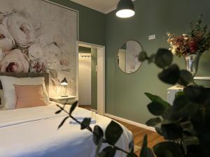 Un dormitorio con una cama con un mural de flores en la pared. en Attraktives City-Apartment No4, en Bremen
