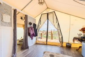 Peisaj natural din apropierea al acestui cort de lux