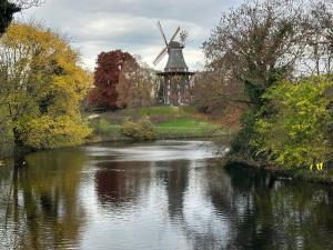 un molino de viento en medio de un río con en Attraktives City-Apartment No4, en Bremen