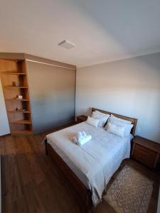 a bedroom with a bed with two towels on it at Casa Arara in Espirito Santo Do Pinhal