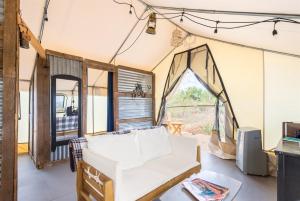 ein Wohnzimmer mit einer Couch und einem Fenster in der Unterkunft Cozy Old West Retreat by Tombstone in Tombstone