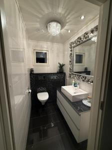 Ένα μπάνιο στο Villa Nordic Snowlight 4 bedrooms, sauna, Wi-Fi and free parking