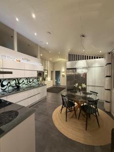 Η κουζίνα ή μικρή κουζίνα στο Villa Nordic Snowlight 4 bedrooms, sauna, Wi-Fi and free parking