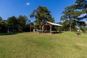 Zahrada ubytování Cozy Nights Glamping by Sam Houston National Park