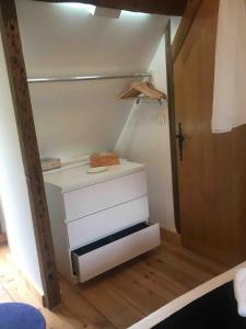 einen Schrank mit einer weißen Kommode in einem Zimmer in der Unterkunft Beauval Zoo & Châteaux, 2 bedroom house in La Celle-sous-Gouzon