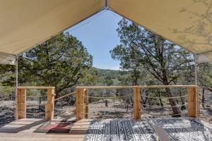 Nespecifikovaný výhled na hory nebo výhled na hory při pohledu z luxury tent