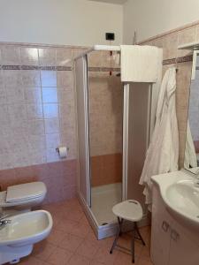 ein Badezimmer mit Dusche, Toilette und Waschbecken in der Unterkunft B&B Da Isa 