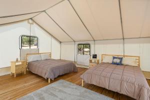 Voodi või voodid majutusasutuse Glamping Under Starry Skies in Hill Country toas