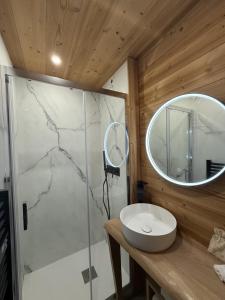 une salle de bain avec un lavabo et un miroir dans l'établissement Appartement au pied des pistes, à Châtel