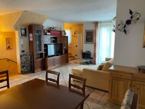 ein Wohnzimmer mit Sofa und Fernseher in der Unterkunft B&B Da Isa 