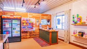 Η κουζίνα ή μικρή κουζίνα στο Fireside Nights with a Peaceful River Stay