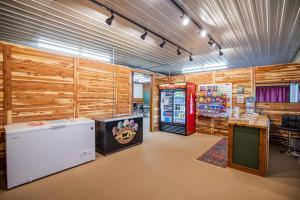 Kuchyň nebo kuchyňský kout v ubytování Glamp & Unwind, Adventure Awaits at Roaring River