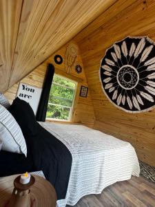 Postel nebo postele na pokoji v ubytování Romantic Camp Getaway near Lake Livingston