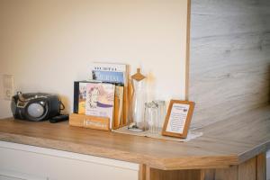 uma prateleira de madeira com livros e uma câmera nela em Gesundheitsbauernhof -Landhof - Offenbacher em Seckau