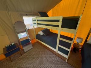 Palanda nebo palandy na pokoji v ubytování Waterfront Glamping Retreat near Lake Livingston + 15 fotografií