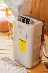 een kachel op de vloer met een gele sticker erop bij Cozy Wine Country Retreat at Painted Prairie in Currie +17 foto's