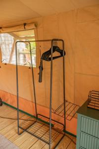 una vista interna di una tenda con un portapacchi al suo interno di Boutique Vineyard Stay at Painted Prairie a Currie Altre 16 foto