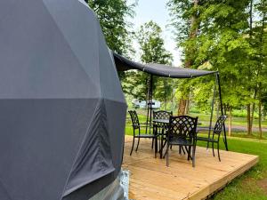 Zahrada ubytování Cozy Mountain Dome Escape in the Catskills + 17 fotografií