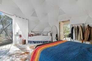 Ένα ή περισσότερα κρεβάτια σε δωμάτιο στο Boutique Glamping Dome Escape by Grand Canyon