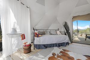 Ένα ή περισσότερα κρεβάτια σε δωμάτιο στο Boutique Glamping Dome Escape by Grand Canyon +17 φωτογραφίες