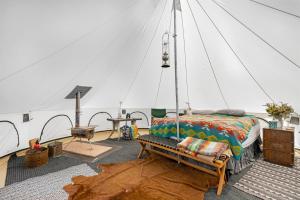 Voodi või voodid majutusasutuse Peaceful Off-Grid Grand Canyon Stay toas