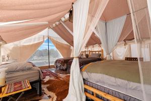 Voodi või voodid majutusasutuse Unplug & Recharge Cozy Off-Grid Glamping toas