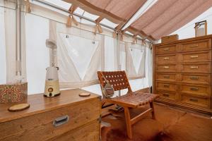 Istumisnurk majutusasutuses Unplug & Recharge Cozy Off-Grid Glamping +16 fotot