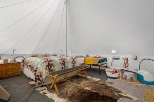 Voodi või voodid majutusasutuse Family Nature Getaway with 1 Queen 2 Twin Beds toas