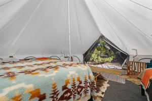 Voodi või voodid majutusasutuse Family Nature Getaway with 1 Queen 2 Twin Beds toas