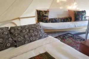 Ένα ή περισσότερα κρεβάτια σε δωμάτιο στο Cozy Bell Tent in Palomar Mountains