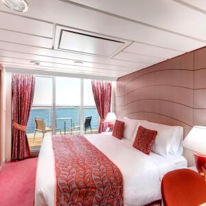 Un dormitorio con una cama grande y un balcón. en MSC Durban, en Durban