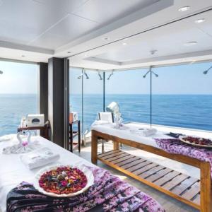 Habitación con 2 camas y vistas al océano. en MSC Durban, en Durban