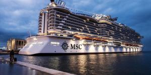 un crucero está atracado en el agua en MSC Durban, en Durban