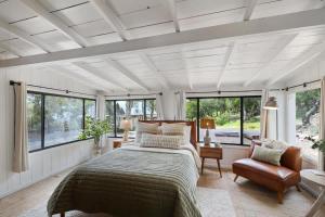 Postel nebo postele na pokoji v ubytování WineCountry Retreat with Casita Bocce & Sunset Views