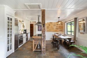 Kuchyň nebo kuchyňský kout v ubytování WineCountry Retreat with Casita Bocce & Sunset Views