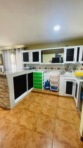 Kuchyň nebo kuchyňský kout v ubytování beachfront apartment