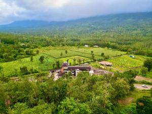 een luchtfoto van een huis in een veld bij Veera Resort in Attigundi