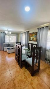 Postel nebo postele na pokoji v ubytování beachfront apartment