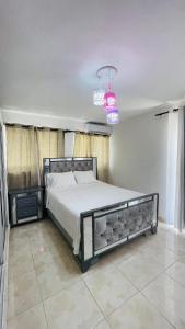 Postel nebo postele na pokoji v ubytování beachfront apartment + 19 fotografií