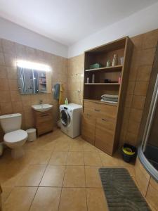 Koupelna v ubytování Nocleg Jakubskie Przedmieście 3 pokoje z balkonem + 4 fotografie